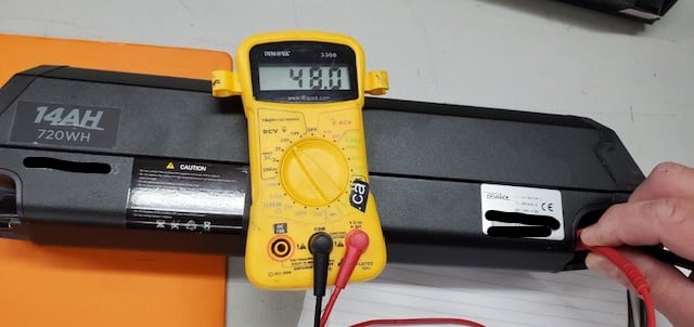 How to test Surface 604 battery voltage with a multimeter